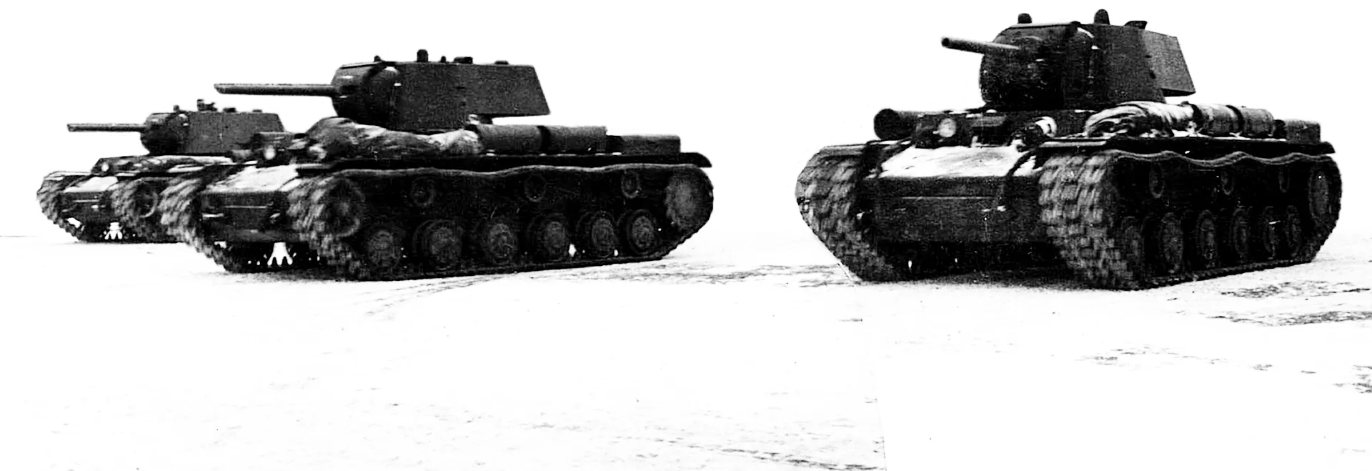 Фотография трех танков КВ-1