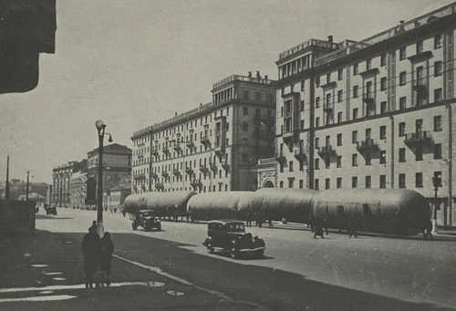 Москва в 1941 г. Газобаллоны для аэростатов воздушного заграждения на Большой Садовой улице