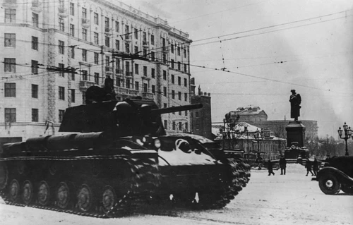 Танк на Пушкинской площади в Москве. 1941