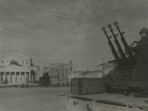 Зенитная установка напротив Большого театра. 1941
