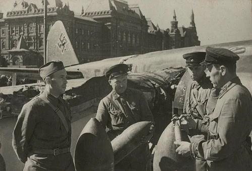 Военные рядом с немецким самолетом, сбитым над Москвой. 1941