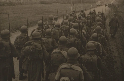 На подступах к Москве. Пехота подходит к линии фронта. Л. Великжанин. Фотохроника ТАСС. 1941 г