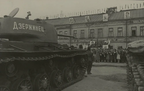 Оборона Москвы. Передача представителям армии танка "Дзержинец". С.Струнников. 1941