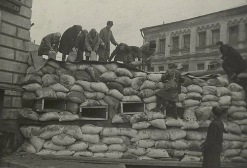 Москва. Постройка баррикады. 1941