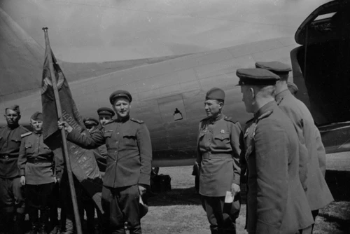 1-й Белорусский фронт. Берлин. Торжественный митинг по случаю отправки в Москву Знамени Победы. В.П. Гребнев,1945