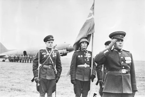 Встреча Знамени Победы на аэродроме в Москве 20 июня 1945 г. Д. Чернов.