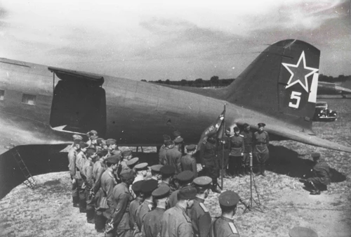 1-й Белорусский фронт. Берлин. Торжественный митинг по случаю отправки в Москву Знамени Победы. В.П. Гребнев,1945