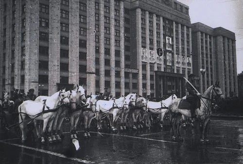 Тачанки на Параде Победы. А.В. Устинов. 1945