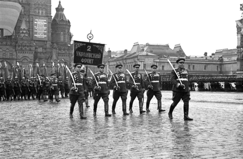 Парад Победы на Красной площади в Москве 24 июня 1945 года в честь победы СССР над Германией. Командующий 2-м Украинским фронтом Маршал Советского Союза Родион Малиновский во главе знаменной группы сводного полка 2-го Украинского фронта на Параде Победы. В составе знаменной группы слева направо: командующий 53-й армией Герой Советского Союза генерал-лейтенант Иван Манагаров, командующий 6-й гвардейской танковой армией Герой Советского Союза гвардии генерал-лейтенант танковых войск Андрей Кравченко, командующий 1-й гвардейской конно-механизированной группой Герой Советского Союза генерал-полковник Исса Плиев, командир сводного полка командир 18-го гвардейского стрелкового корпуса Герой Советского Союза гвардии генерал-лейтенант Иван Афонин.
Москва, 24 июня 1945 года.
Сергей Лоскутов / РИА Новости