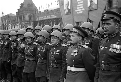 Парад Победы на Красной площади в Москве 24 июня 1945 года в честь победы СССР над Германией. Герой Советского Союза генерал-лейтенант авиации Николай Петрович Каманин (второй справа), командир сводного батальона летчиков в составе сводного полка 2-го Украинского фронта, на Параде Победы.
Москва, 24 июня 1945 года.
Сергей Лоскутов / РИА Новости