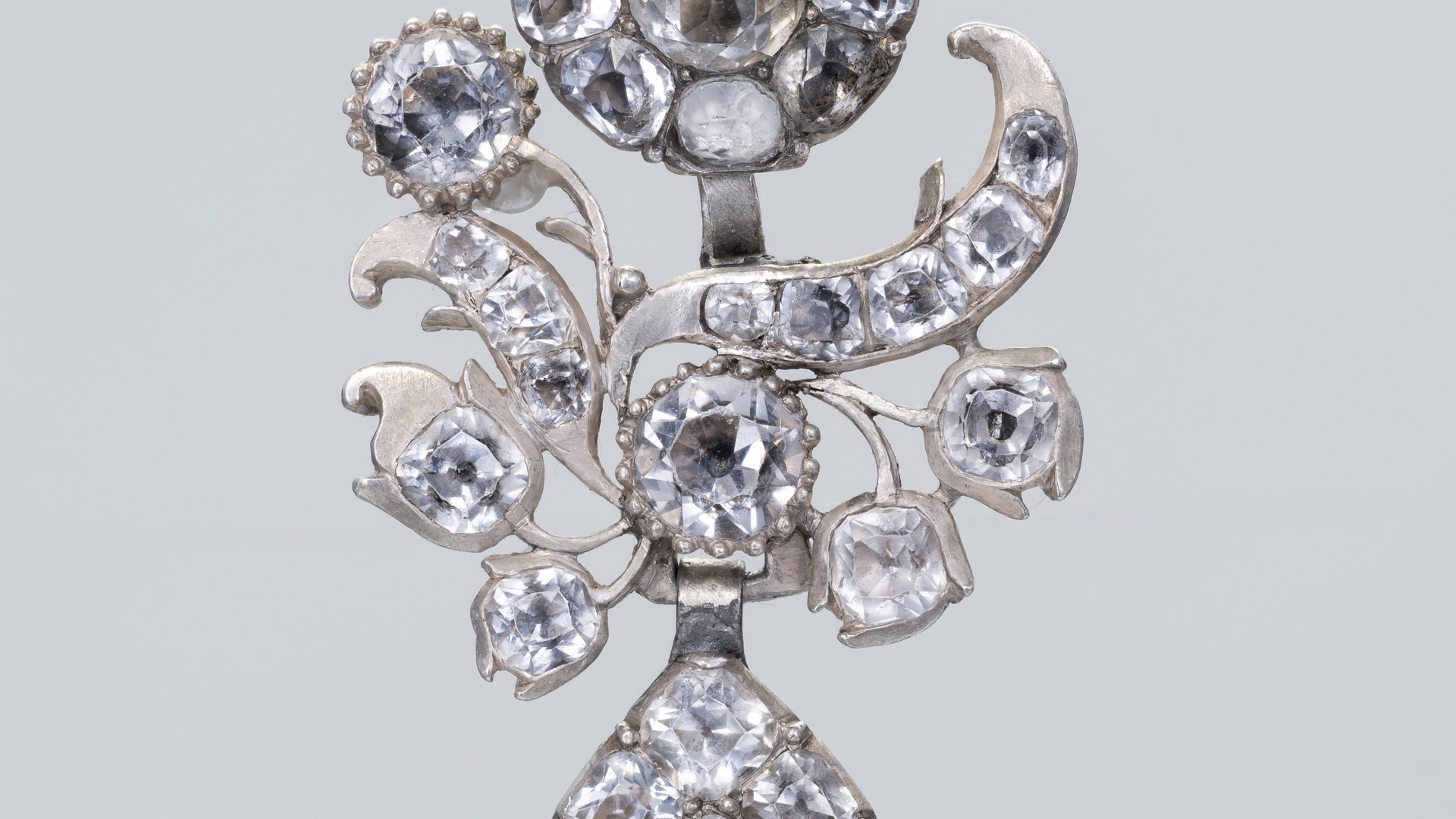 Кураторская экскурсия по выставке «Магия блеска. Стразы и граненая сталь конца XVIII — начала XIX века»