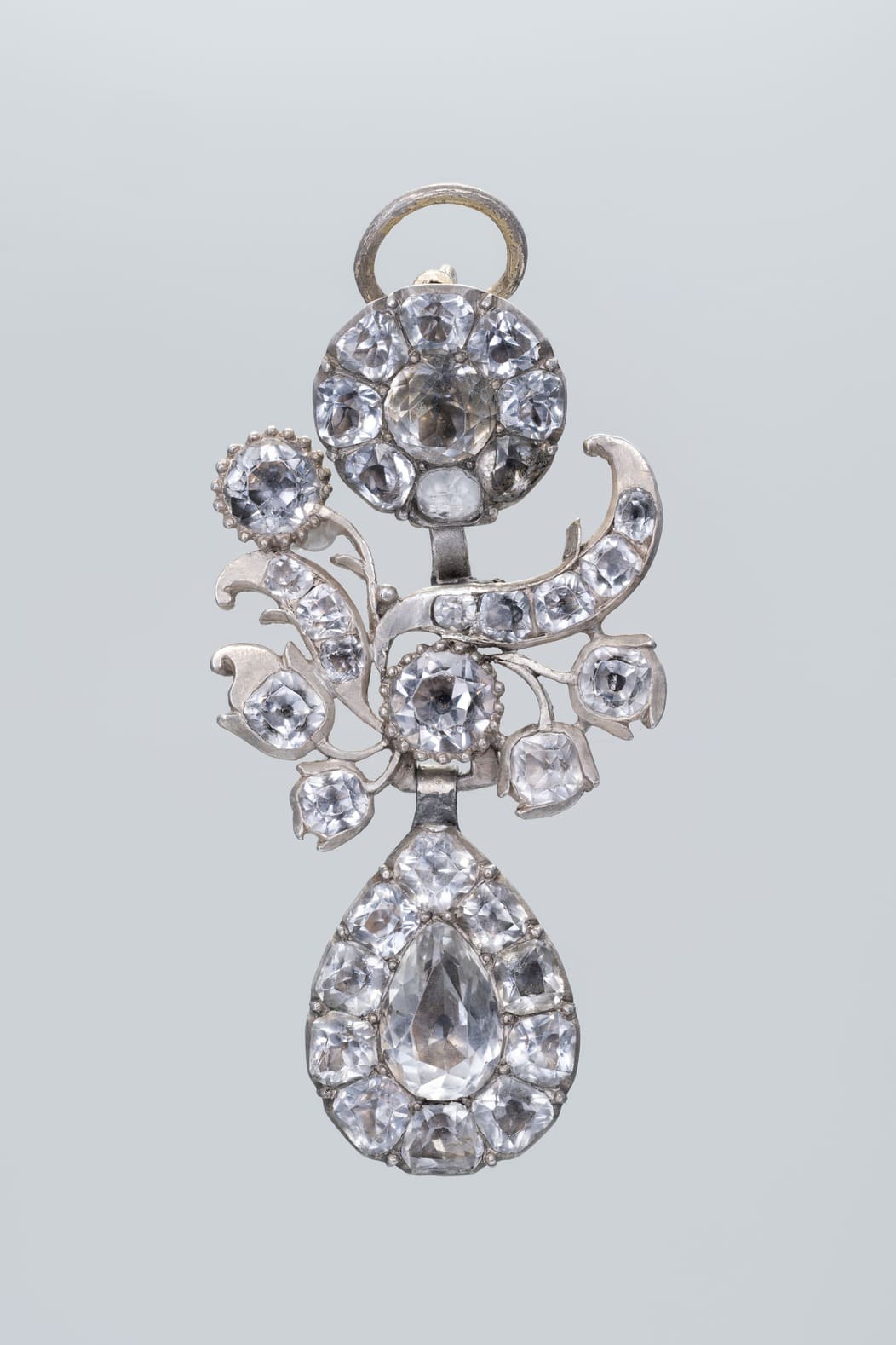 Кураторская экскурсия по выставке «Магия блеска. Стразы и граненая сталь конца XVIII — начала XIX века»