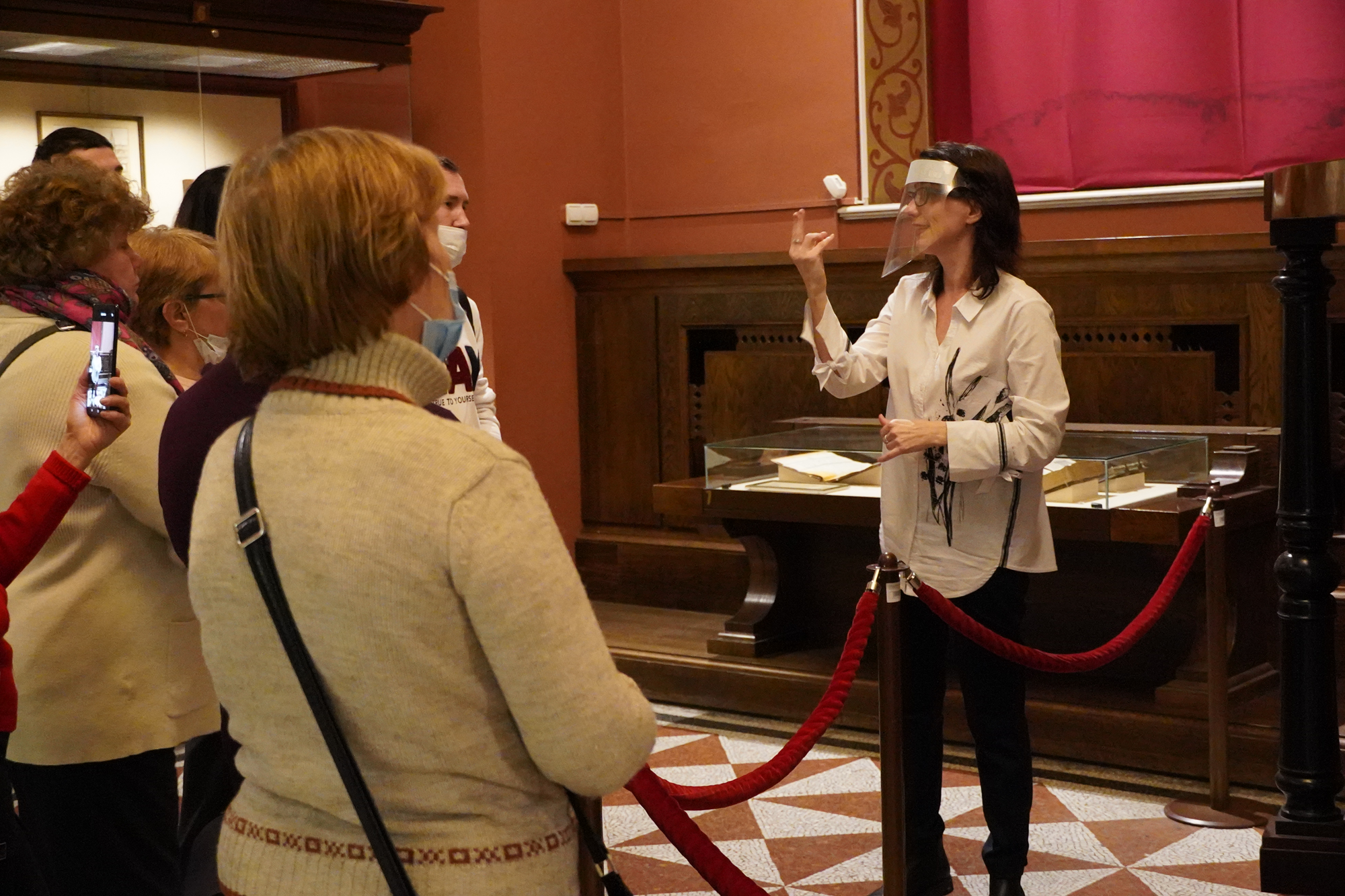 Для глухих и слабослышащих посетителей Для глухих и слабослышащих посетителей