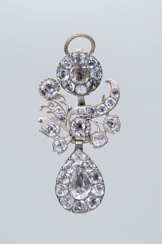 Кураторская экскурсия по выставке «Магия блеска. Стразы и граненая сталь конца XVIII — начала XIX века»